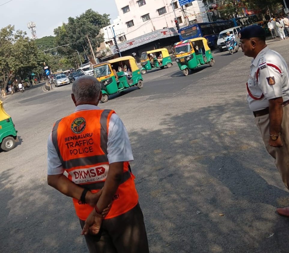 dpkBopanna's tweet image. Senior BJP MLA Suresh Kumar Turns Cop to Help Ease Bengaluru Traffic. 
He joined @blrcitytraffic  &quot;Traffic Cop For a Day&quot; initiative where citizens get to volunteer to manage traffic &amp;amp; share solutions. He helped regulate traffic and advised rule violators too. @nimmasuresh