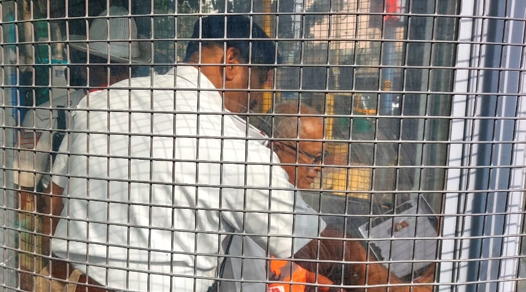 dpkBopanna's tweet image. Senior BJP MLA Suresh Kumar Turns Cop to Help Ease Bengaluru Traffic. 
He joined @blrcitytraffic  &quot;Traffic Cop For a Day&quot; initiative where citizens get to volunteer to manage traffic &amp;amp; share solutions. He helped regulate traffic and advised rule violators too. @nimmasuresh