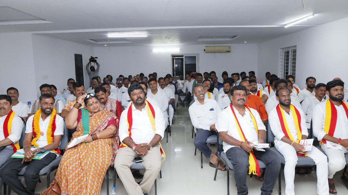 JanaSenaParty's tweet image. జనసేన పార్టీ అధినేత, గౌ|| ఉప ముఖ్యమంత్రి శ్రీ @PawanKalyan గారి ఆశయాలకు ఆకర్షితులై, తమ రాష్ట్రాల్లో జనసేన పార్టీని విస్తరించాలని కోరుతూ, ఈరోజు మంగళగిరి విచ్చేసిన కర్ణాటక, తమిళనాడు, మహారాష్ట్ర, ఒరిస్సా రాష్ట్రాలు మరియు కేంద్ర పాలిత ప్రాంతం పుదుచ్చేరి నుండి విచ్చేసిన @JanaSenaParty…