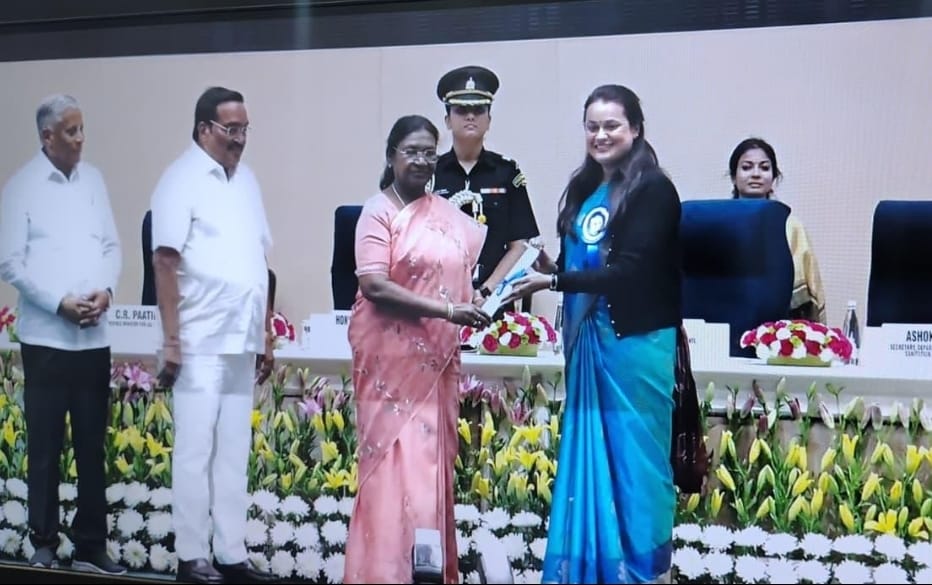 बाड़मेर जिले ने वर्षा जल संरक्षण और जन भागीदारी के क्षेत्र में देशभर में मिसाल कायम की है। ‘कैच द रेन’ अभियान के तहत बड़े पैमाने पर टांका निर्माण और समुदाय की सक्रिय भागीदारी ने जिले को राष्ट्रीय स्तर पर पहचान दिलाई है।

 इसी उत्कृष्ट प्रदर्शन के लिए बाड़मेर को प्रथम जल संचय जन