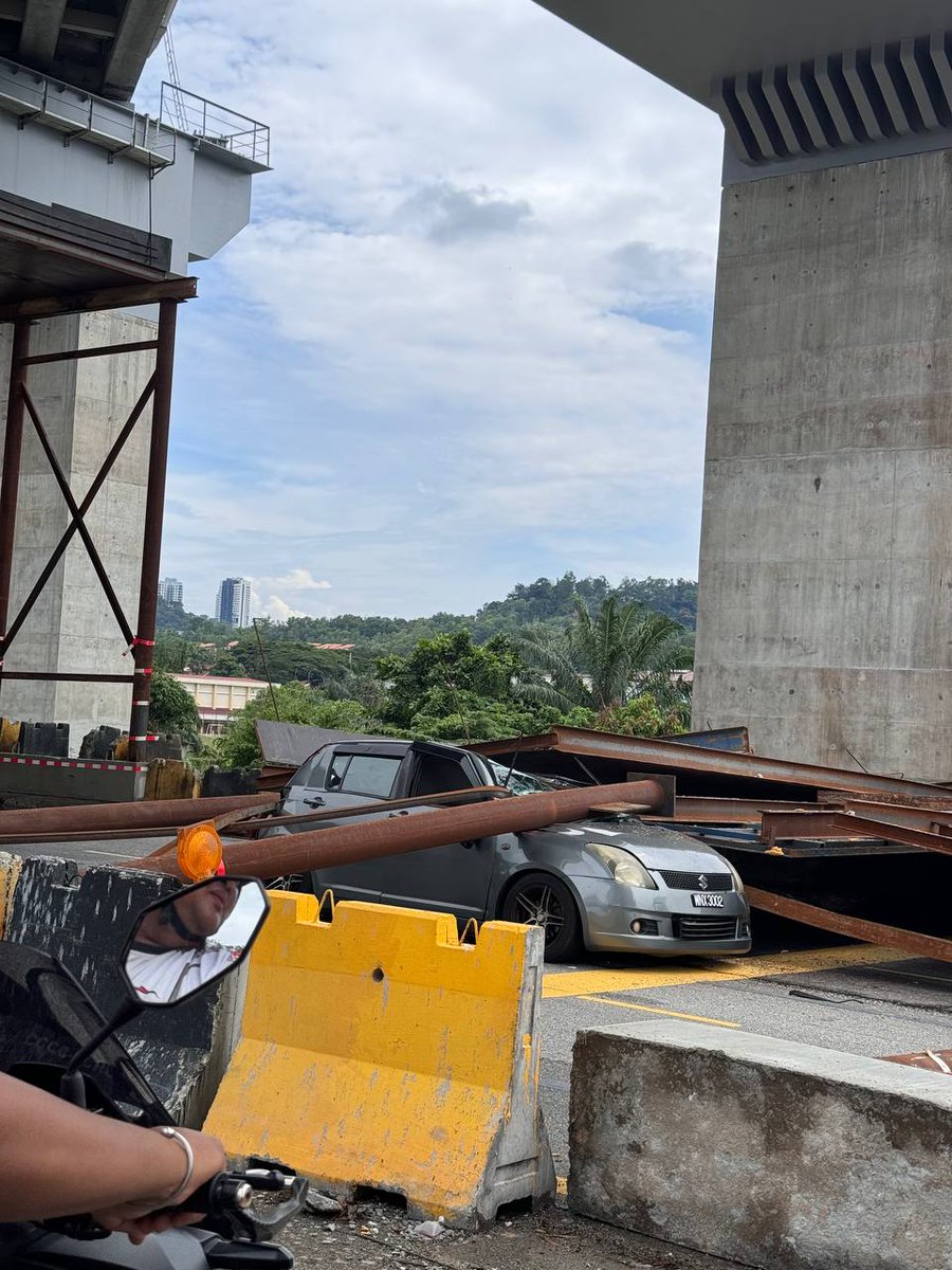 AsalGombak's tweet photo. RUNTUHAN STRUKTUR DI MRR2 GOMBAK (18/11/2025)

Terkini, berlakunya satu runtuhan struktur di kawasan binaan ECRL di MRR2 Lingkaran Karak menghala ke Gombak yang menghempap sebuah kereta. Mangsa dikatakan selamat.

🎥📷 Sumber Inbox, Group WhatsApp &amp; Tele Asal Gombak https://t.co/JdRlmEdfpT