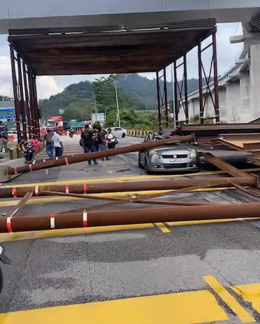 AsalGombak's tweet photo. RUNTUHAN STRUKTUR DI MRR2 GOMBAK (18/11/2025)

Terkini, berlakunya satu runtuhan struktur di kawasan binaan ECRL di MRR2 Lingkaran Karak menghala ke Gombak yang menghempap sebuah kereta. Mangsa dikatakan selamat.

🎥📷 Sumber Inbox, Group WhatsApp &amp; Tele Asal Gombak https://t.co/JdRlmEdfpT