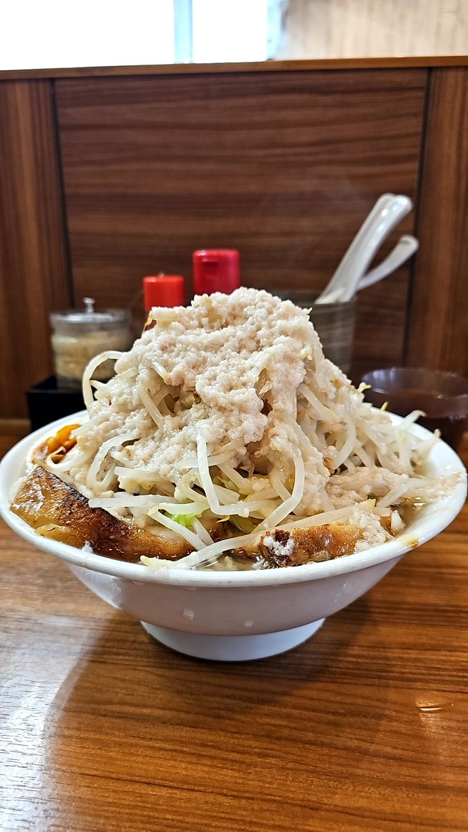 麺家 ひまりさん

まるそば 大盛り 厚切り豚2枚とゆで卵
健康診断明けのメニューです🤣

綺麗なアブラによる雪景色☃️❄️
その下には大量のモヤシと豚さん🐷

雪景色にカエシを数滴落として豚さんと一緒に食べました😋

綺麗なアブラ効果で腹パン🤣
ご馳走様でした🙏🏻💭💗
 #岩槻区  #麺家ひまり