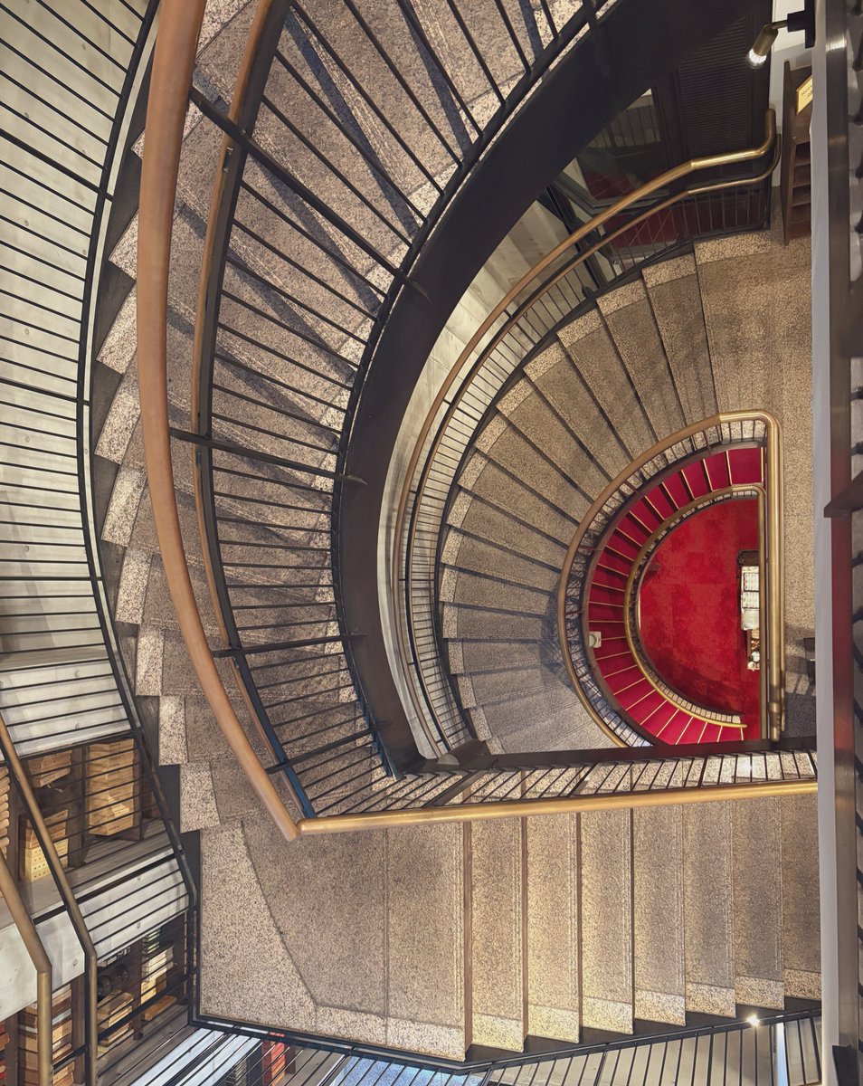 焼き生チョコレートケーキ☕️
チョコレート好き必見です...
4フロアあって、広々ゆったりと落ち着く空間📖