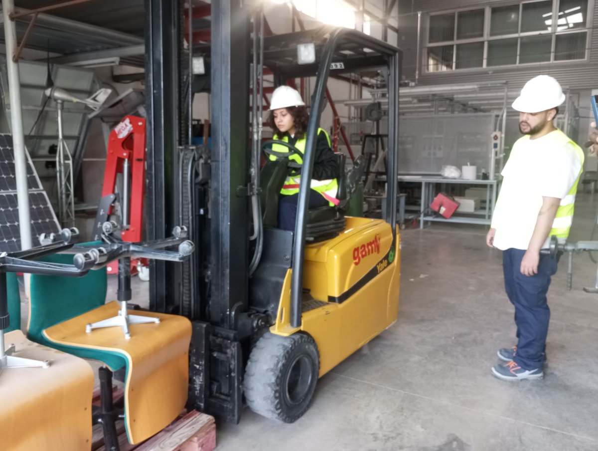 fpcatarroja's tweet image. 📦🚜 En el #certificadoprofesionalidad COML0110 Actividades Auxiliares de Almacén #CIPFPCatarroja, seguimos avanzando con las prácticas. 
Formación real para un trabajo seguro y eficiente‼️ 🔧💪 #Logística #Almacén #SomLabora #ocupació #Empleo #FPCatarroja
@GVAlabora @GVAeducacio