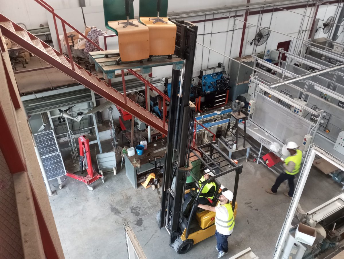 fpcatarroja's tweet image. 📦🚜 En el #certificadoprofesionalidad COML0110 Actividades Auxiliares de Almacén #CIPFPCatarroja, seguimos avanzando con las prácticas. 
Formación real para un trabajo seguro y eficiente‼️ 🔧💪 #Logística #Almacén #SomLabora #ocupació #Empleo #FPCatarroja
@GVAlabora @GVAeducacio