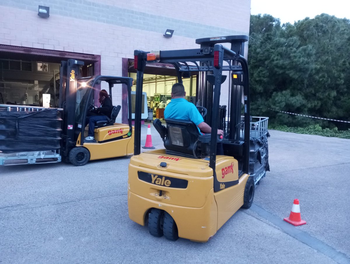 fpcatarroja's tweet image. 📦🚜 En el #certificadoprofesionalidad COML0110 Actividades Auxiliares de Almacén #CIPFPCatarroja, seguimos avanzando con las prácticas. 
Formación real para un trabajo seguro y eficiente‼️ 🔧💪 #Logística #Almacén #SomLabora #ocupació #Empleo #FPCatarroja
@GVAlabora @GVAeducacio