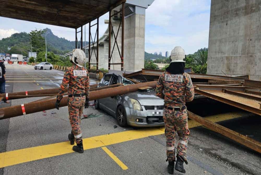 SinarOnline's tweet photo. Kereta dihempap runtuhan binaan ECRL

Bomba berkata, pihaknya menerima panggilan kecemasan pada jam 1.47 tengah hari dan sepasukan anggota digerakkan ke lokasi.

Artikel: https://t.co/NSVKIR95Q3

#SinarHarian #beritaterkini #besiECRL #hempapkereta https://t.co/CVDR5nnqS9