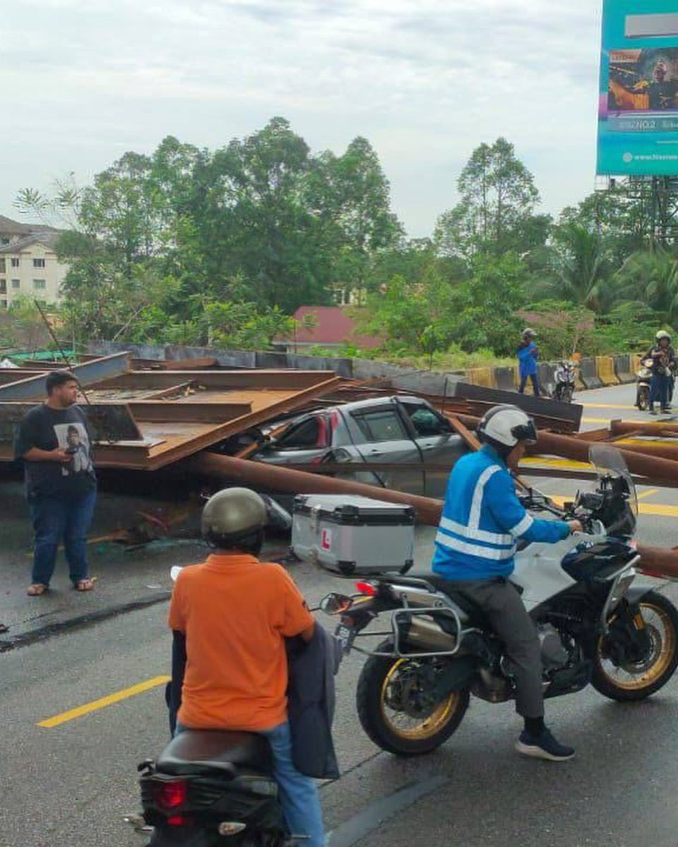 SinarOnline's tweet photo. Kereta dihempap runtuhan binaan ECRL

Bomba berkata, pihaknya menerima panggilan kecemasan pada jam 1.47 tengah hari dan sepasukan anggota digerakkan ke lokasi.

Artikel: https://t.co/NSVKIR95Q3

#SinarHarian #beritaterkini #besiECRL #hempapkereta https://t.co/CVDR5nnqS9