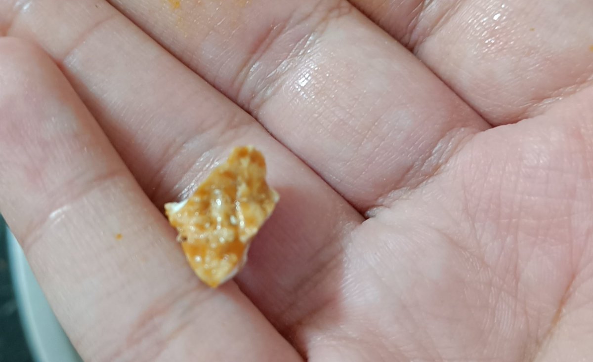 AbCD218210's tweet photo. i was sure it wasn't popcorn or something edible. It was super bitter, powdery, like some sort of chemical, somewhat similar to how baking soda clump would taste covered in caramel. Please sort this out. I'm attaching image and batch number. https://t.co/i3yEvqXpak