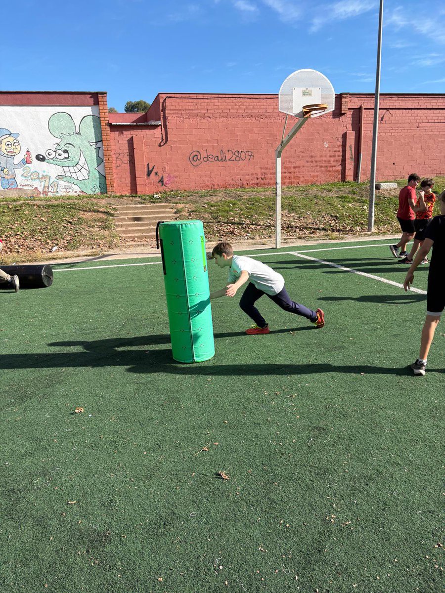 🙌La pista del camp de futbol de #santfruitós ha acollit una jornada de promoció de rugbi. La vintena de valents que hi han participat han fet els primers passos en aquest esport i han descobert les bases, i valors com el treball en equip i el respecte.

gràcies, <a href="/RugbyManresa/">Manresa Rugby Club</a>