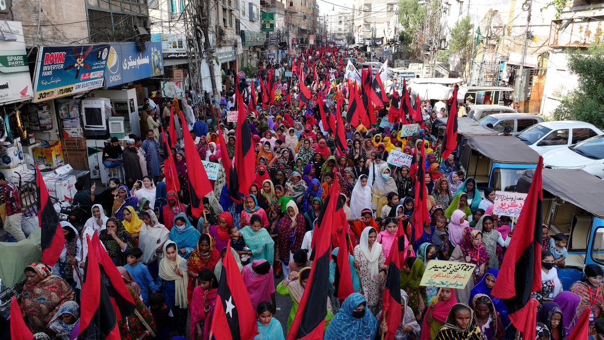 A massive show of strength in Hyderabad! Sindhyani Tehreek takes to the streets against the 26th &amp; 27th amendments and the unjust exploitation of Sindh’s resources.
<a href="/arabnewspk/">Arab News Pakistan</a> 
<a href="/arabnews/">Arab News</a> 
<a href="/AlJazeera/">Al Jazeera PR</a> 
<a href="/BBCUrdu/">BBC News اردو</a> 
<a href="/indyurdu/">Independent Urdu</a> 
#SindhyaniTahreek