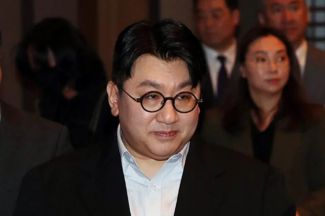 Liaovux's tweet photo. Bang Sihyuk found guilty of lying to newjeans by police 

Forensic analysis of the conversation between Min Hee-jin and Bang Si-hyuk confirms that NewJeans was promised to be the first girl group

Evidence exists that parents entered into contracts based on that promise https://t.co/szo22suZZU