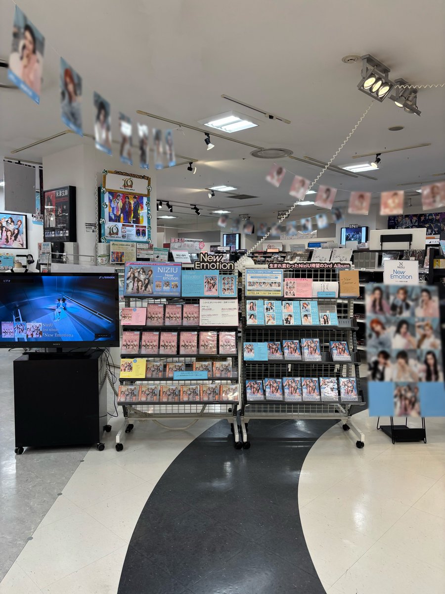 【 #NiziU 】

   ෆ.*･ﾟ NiziU 3rd Album『𝑁𝑒𝑤 𝐸𝑚𝑜𝑡𝑖𝑜𝑛』 .*･ﾟෆ

本日入荷しましたっ💌

店頭ではどこよりもNiziU盛りだくさんで
 #WithU の皆さんをお待ちしております🎀

パネル展やラキドロも開催中ですっ✨

 #니쥬 #NiziU_NewEmotion
 #NiziU_ෆEmotion
 #にゅーえも #らぶえも