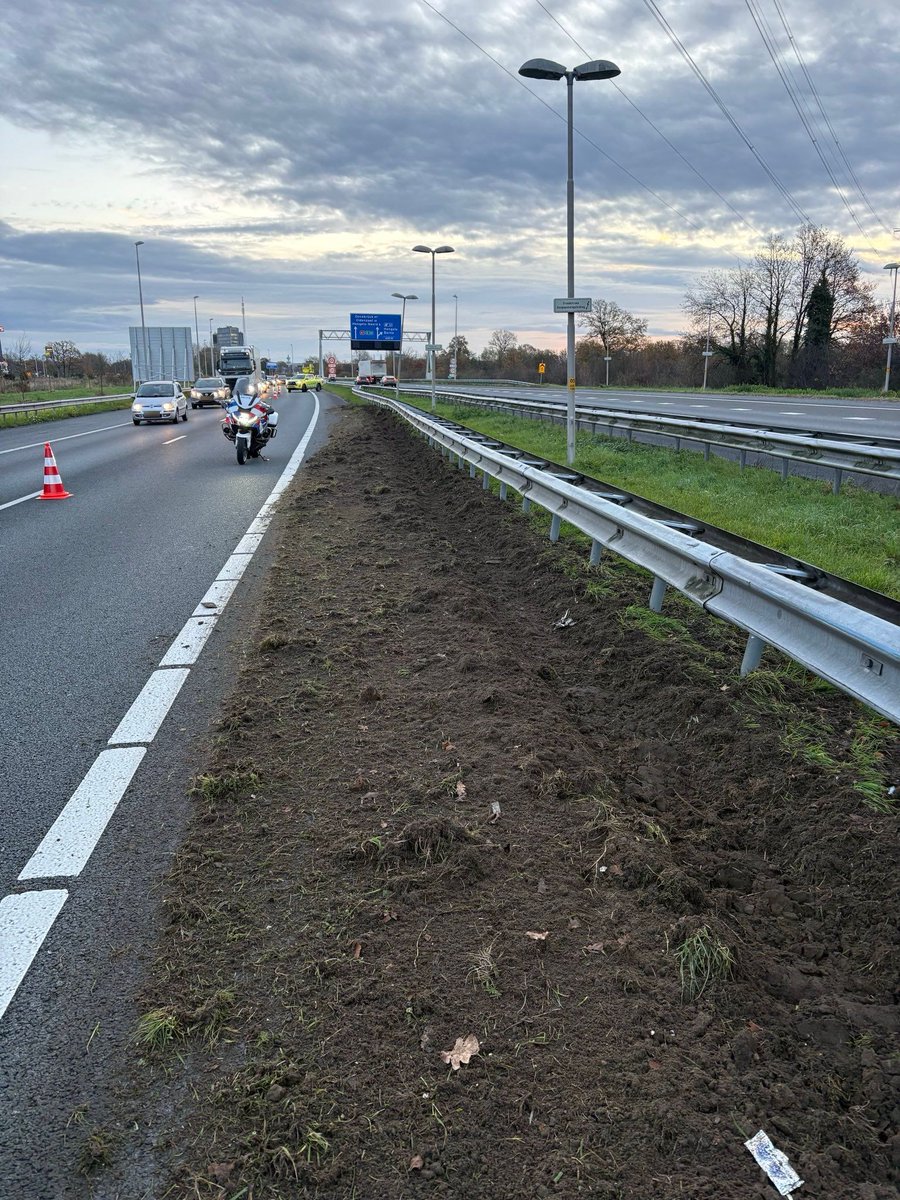 Ongeval met vrachtwagen op knooppunt Buren
