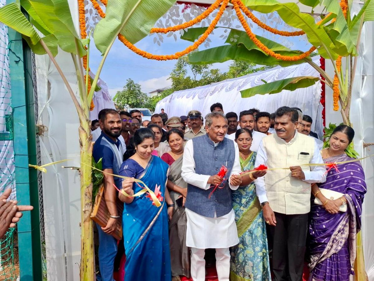 thekjgeorge's tweet photo. Today I inaugurated the state-of-the-art #Kalyananagar Football Artificial Turf Stadium in #Chikkamagaluru. The event was attended by notable dignitaries including Chikkamagaluru MLA Shri @HDThammaiah, Sringeri MLA and @KREDL_GoK Chairman Shri @TDRajegowda, Deputy Commissioner Smt. #MeenaNagaraj, ZP CEO Smt. #HSKirthana, and other officials. This inauguration marked a significant enhancement in the sporting infrastructure of the district. 

ನಾನು ಇಂದು ಚಿಕ್ಕಮಗಳೂರಿನಲ್ಲಿ ಅತ್ಯಾಧುನಿಕ ಕಲ್ಯಾಣನಗರ ಫುಟ್ಬಾಲ್ ಕೃತಕ ಟರ್ಫ್ ಕ್ರೀಡಾಂಗಣವನ್ನು ಉದ್ಘಾಟಿಸಿದೆ. ಚಿಕ್ಕಮಗಳೂರು ಶಾಸಕರಾದ ಶ್ರೀ ಎಚ್.ಡಿ. ತಮ್ಮಯ್ಯ, ಶೃಂಗೇರಿ ಶಾಸಕರು ಮತ್ತು ಕೆ.ಆರ್.ಇ.ಡಿ.ಎಲ್ ಅಧ್ಯಕ್ಷರಾದ ಶ್ರೀ ಟಿ.ಡಿ. ರಾಜೇಗೌಡರು, ಜಿಲ್ಲಾಧಿಕಾರಿಗಳಾದ ಶ್ರೀಮತಿ ಮೀನಾ ನಾಗರಾಜ್, ಜಿಲ್ಲಾ ಪಂಚಾಯತ್ ಸಿಇಒ ಶ್ರೀಮತಿ ಎಚ್.ಎಸ್. ಕೀರ್ತನಾ ಮತ್ತು ಇತರ ಅಧಿಕಾರಿಗಳು ಸೇರಿದಂತೆ ಪ್ರಮುಖ ಗಣ್ಯರು ಈ ಕಾರ್ಯಕ್ರಮದಲ್ಲಿ ಭಾಗವಹಿಸಿದ್ದರು. ಈ ಕಾರ್ಯಕ್ರಮವು ಜಿಲ್ಲೆಯ ಕ್ರೀಡಾ ಮೂಲಸೌಕರ್ಯದಲ್ಲಿ ಗಮನಾರ್ಹ ಸುಧಾರಣೆಯನ್ನು ತಂದಿದೆ.

@CMofKarnataka @INCKarnataka @KarnatakaVarthe @ZP_Chikmagalur