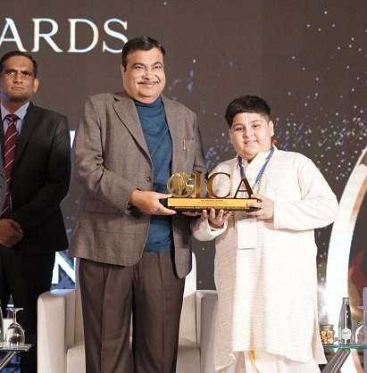 riskyyadav41's tweet image. लोगो को लगता था कि नितिन गडकरी भाजपा के सबसे बेस्ट मंत्री हैं वो नहीं उनका काम बोलता है।

पर पिछले 6 महीने से जबसे उनकी एथेनॉल वाली गड़बड़ी देखी फिर पैड पोस्ट देखीं अब इस मोटू को सम्मानित करते हुए फोटो देखी।

तबसे समझ आया कि नितिन गड़बड़ी का काम नही सिर्फ पैसा पीआर बोल रहा है।😉