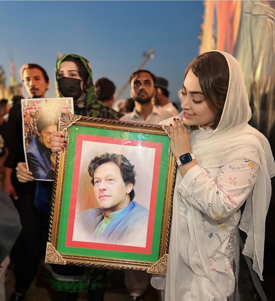 خولہ چوہدری بھی خاموش ہوگئی 💔
مظبوط رہو خولہ بہن یہ وقت بھی گزر جائگا!