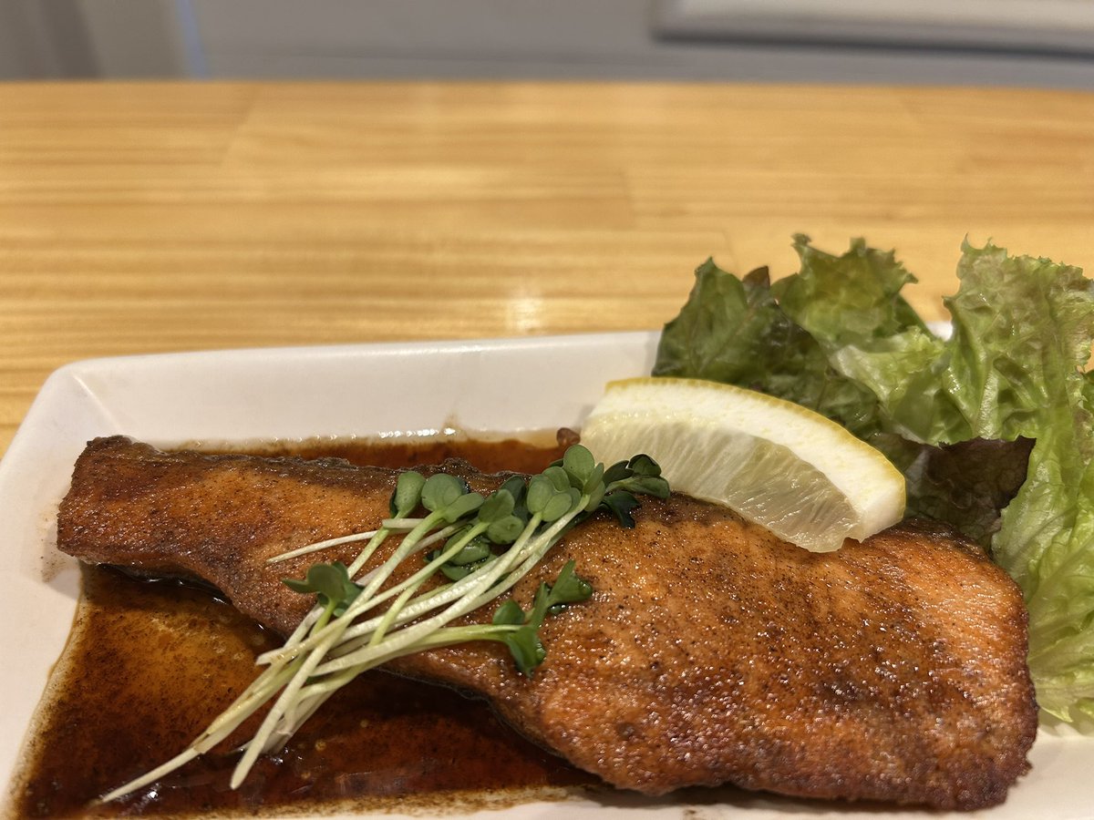 OY97SFyf516OvCw's tweet image. #十三東
#おばんざい
#オカンの味
お疲れ様です🙂
11月18日（火）
   ～本日のおすすめ～
☆じゃこと甘長とうの
      甘辛炒め
☆里芋のそぼろ煮
☆鮭のバター醤油焼き

今日も寒いけど明日の方がもっと寒くなるとか🌀🍃

本日も17時より𝒐𝒑𝒆𝒏しています🍻

皆様のお越しを心よりお待ちしています