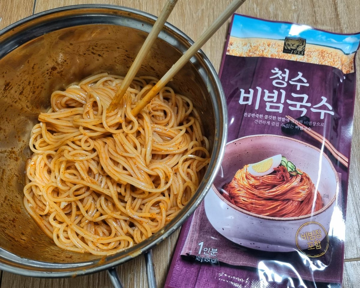 냉장고 자리 ㄹㅈㄷ 부족한데 건면이라 실온보관이라서 너무좋았음 유통기한도 1년 꽉 채워서 그냥 라면처럼 두고 먹으면 되는데 라면 두 봉씩 안 끓여도 돼
홧홧하게 매운맛이라 비빔라면 양념장이 너무 달아서 좀 더 짜고매운 거에 초점을 둔 양념장을 좋아하는 사람에게 추천하는 맛