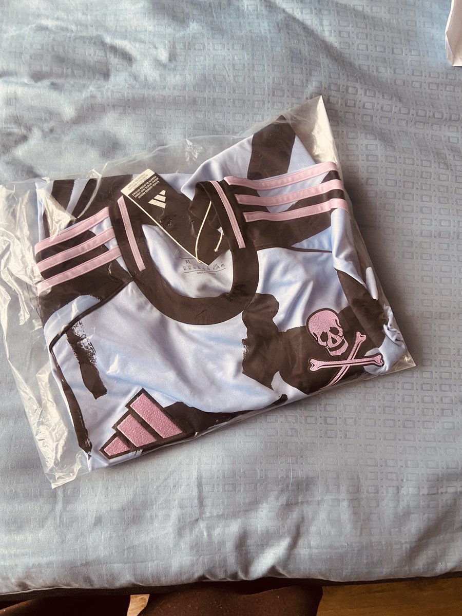 francePETERSON's tweet image. Mailman just delivered the best birthday gift 🥳

@orlandopirates we’re officially set for 6 December 🏴‍☠️

 #OrlandoPirates #thirdkit #OnceAlways