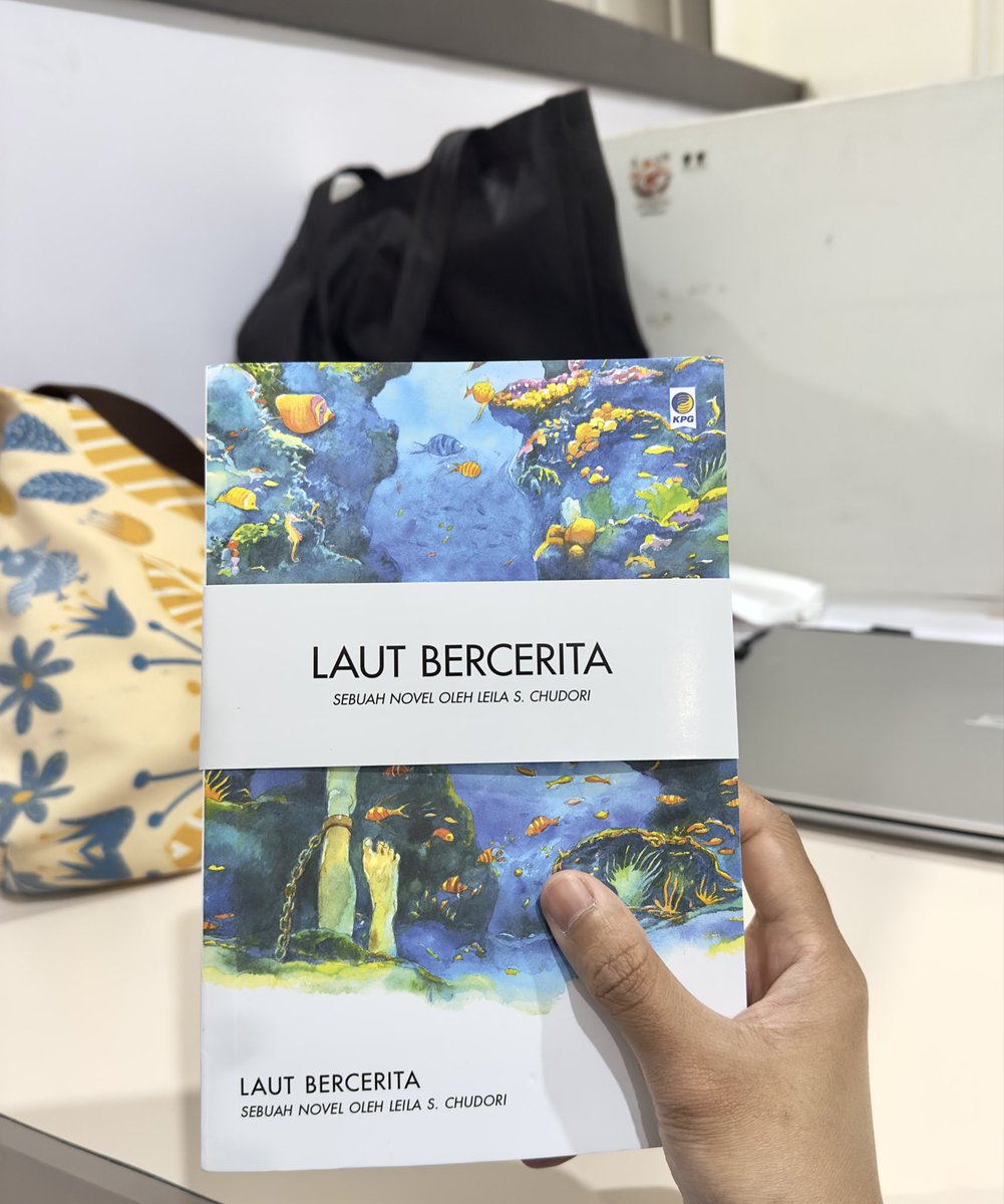 Safurira's tweet photo. Baru sempat baca kado dari adik cicha. https://t.co/ENnfHVJZU1