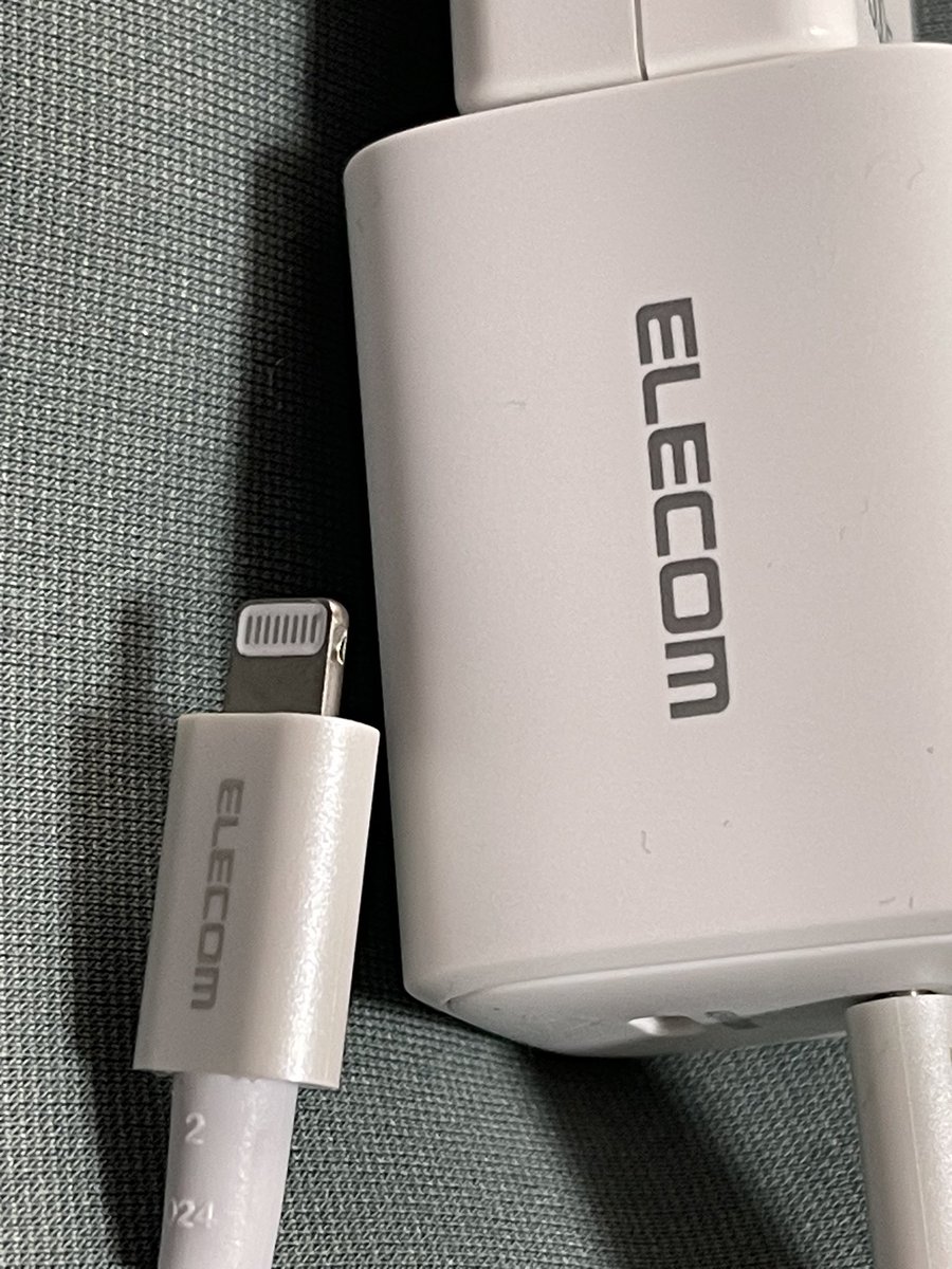 makomako12's tweet image. iPhoneのケーブルを、流石にこんなになるまで、使ってはいけません❌
店員さんに《ダメダメ〜❗️》と言われました…（ ;  ; ）
で…ケーブル２本と、ついでにアダプターも新しくしました。高かったわ💦
#iPhoneケーブル