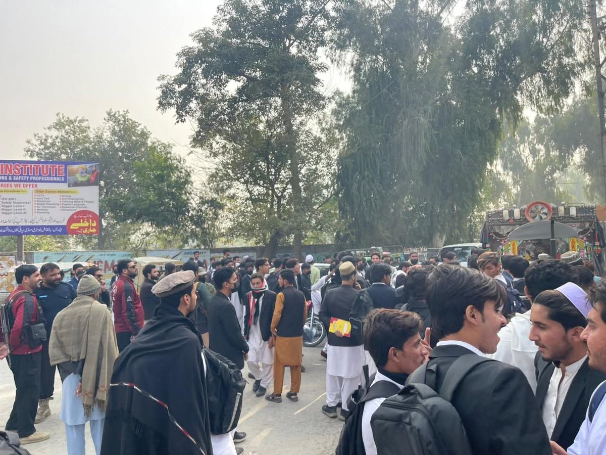 اسلامی جمعیت طلبہ کے زیر اہتمام تخت بھائی کالج کے سامنے احتجاج جاری ہے۔ مطالبہ ہے کہ طلبہ کو امتحان میں بیٹھنے کی اجازت دی جائے اور فیس ادائیگی کے لیے مہلت دی جائے۔