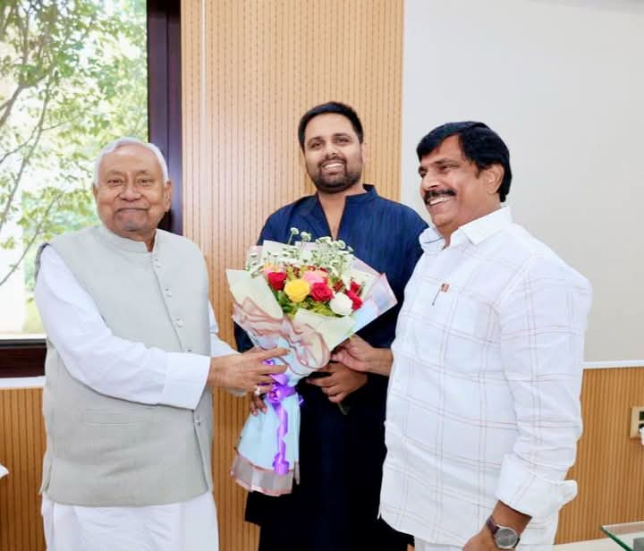 “चेतन आनंद जी जेडीयू के सबसे सीनियर और अनुभवी विधायकों में से एक हैं। लगातार दो टर्म से जनता का आशीर्वाद पाकर वे न सिर्फ जीतते आए हैं, बल्कि सरकार को बचाने में भी निर्णायक भूमिका निभाई थी।
ऐसे कर्मठ, ईमानदार और ज़मीन से जुड़े नेता को मंत्री बनाना समय की मांग है।
चेतन आनंद जी को