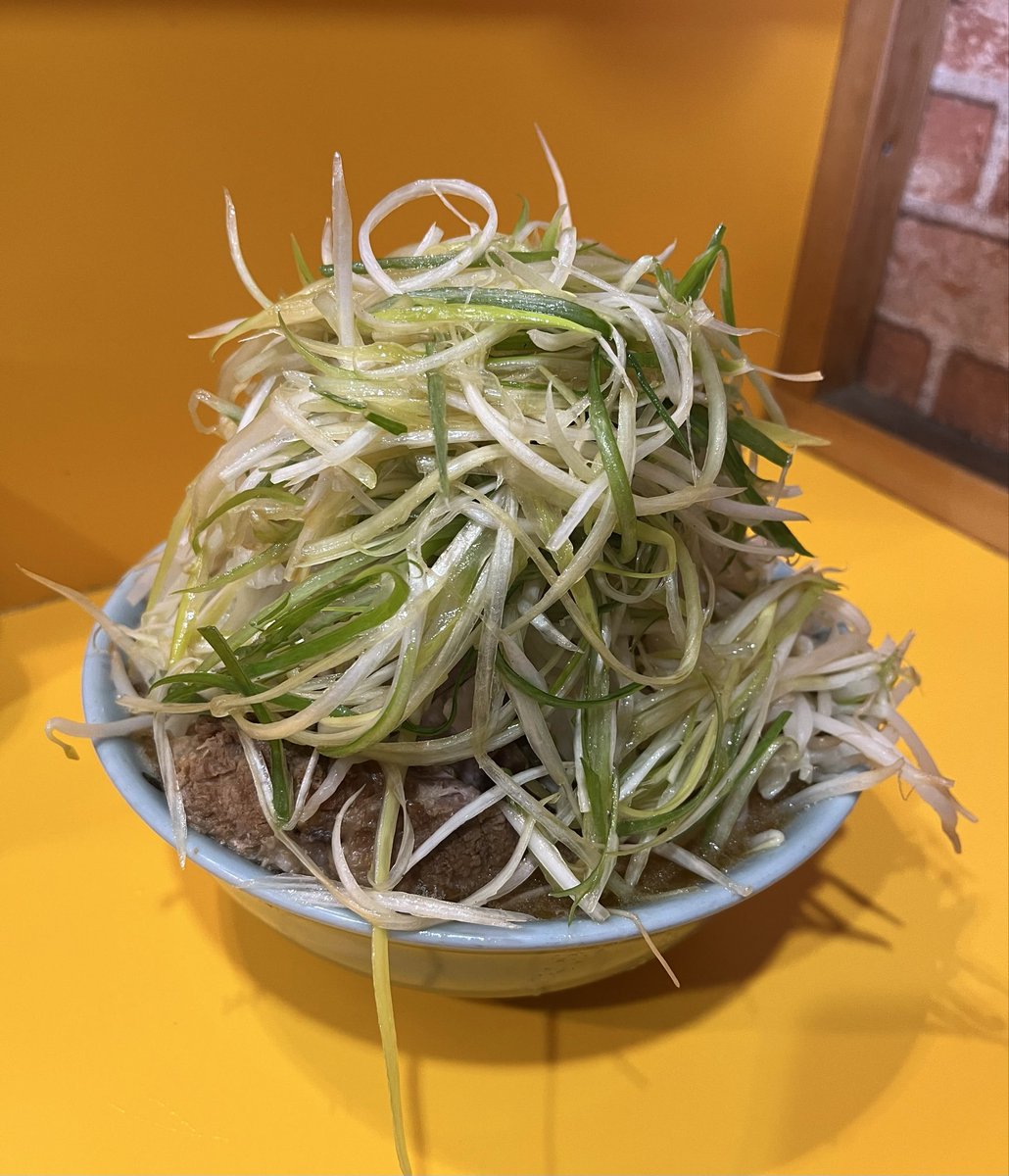 ラーメン二郎 八王子野猿街道店2
小つけ味ラーメン+ネギ

野猿二郎の
大好きなつけ麺の味が
ラーメンでもいただけるだなんて😆

少しピリッとしていて
柑橘系を感じる
フルーティーなスープ🍜🐒

旧めじろ台でも
つけ味ばかり食べてたなー😙

コレばかりになっちゃうかも🤤
ごちそうさまでした😊🤲