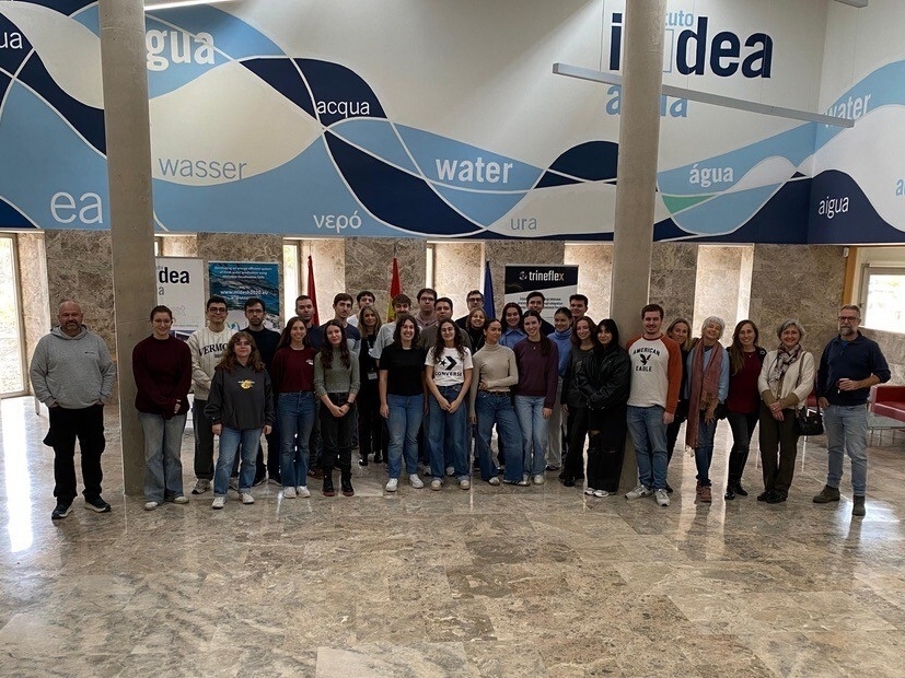 Profesoras y estudiantes del máster en biotecnología industrial y ambiental de la <a href="/unicomplutense/">Complutense</a> nos han visitado hoy para conocer la investigación en #biotecnologíaambiental y sus aplicaciones tecnológicas desarrolladas por el grupo <a href="/Bioe_Group/">Bioe Group</a>