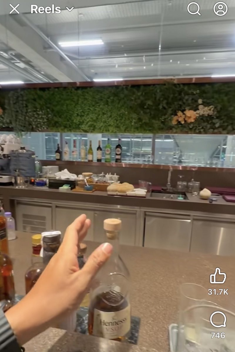 BKKTrains's tweet image. โอ้โห พฤติกรรมโคตรน่าขยะแขยง

นอกจากไปยืนถอดเสื้อเต้นๆ บนหลังคารถ และไปโผล่หัวออกนอกซันรูฟบนทางด่วนแล้ว

ก่อนบินยังไปทำพฤติกรรมน่าขยะแขยงใน Lounge สายการบินที่สุวรรณภูมิอีก

ไปหยิบเหล้าที่เขาวางไว้ในโซนที่เอาไว้เตรียมเสิร์ฟให้ลูกค้ามาเปิดขวดดื่มเอง…