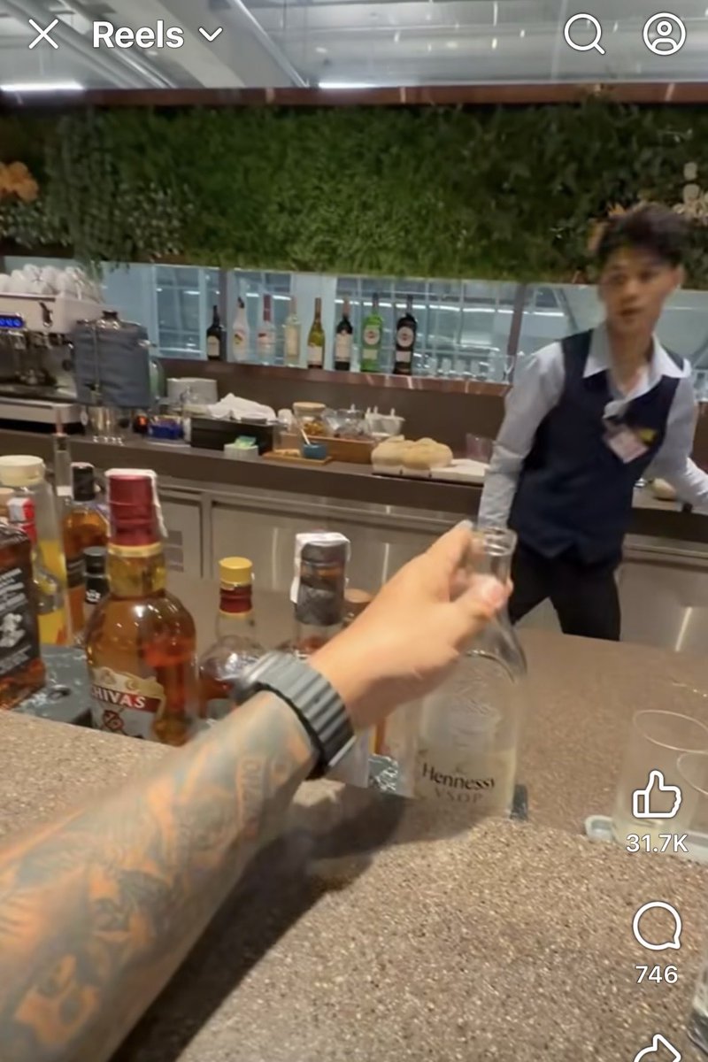 BKKTrains's tweet image. โอ้โห พฤติกรรมโคตรน่าขยะแขยง

นอกจากไปยืนถอดเสื้อเต้นๆ บนหลังคารถ และไปโผล่หัวออกนอกซันรูฟบนทางด่วนแล้ว

ก่อนบินยังไปทำพฤติกรรมน่าขยะแขยงใน Lounge สายการบินที่สุวรรณภูมิอีก

ไปหยิบเหล้าที่เขาวางไว้ในโซนที่เอาไว้เตรียมเสิร์ฟให้ลูกค้ามาเปิดขวดดื่มเอง…