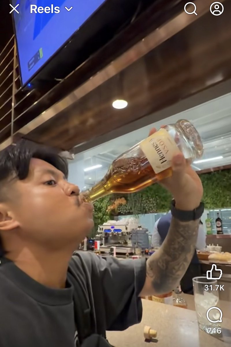 BKKTrains's tweet image. โอ้โห พฤติกรรมโคตรน่าขยะแขยง

นอกจากไปยืนถอดเสื้อเต้นๆ บนหลังคารถ และไปโผล่หัวออกนอกซันรูฟบนทางด่วนแล้ว

ก่อนบินยังไปทำพฤติกรรมน่าขยะแขยงใน Lounge สายการบินที่สุวรรณภูมิอีก

ไปหยิบเหล้าที่เขาวางไว้ในโซนที่เอาไว้เตรียมเสิร์ฟให้ลูกค้ามาเปิดขวดดื่มเอง…