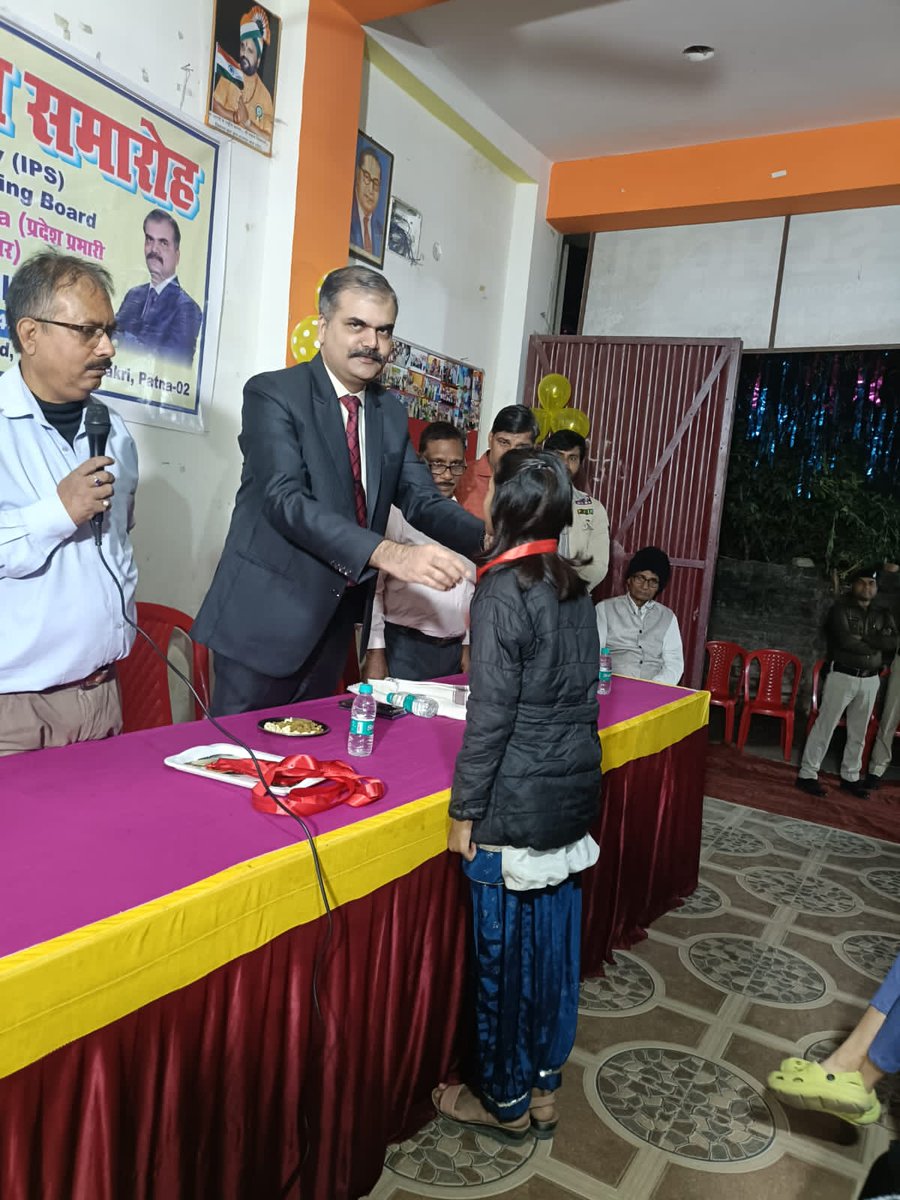 vikasvaibhavips's tweet image. #पटना के बेउर क्षेत्र (70 फीट रोड) में #LetsInspireBihar के अंतर्गत स्थापित निःशुल्क #गार्गी_पाठशाला में अंतर्राष्ट्रीय छात्र दिवस के अवसर पर आयोजित छात्र सम्मान समारोह में सम्मिलित हुआ । यहाँ जीतेन्द्र शर्मा जी तथा अन्य शिक्षकों के नेतृत्व में अनेक विद्यार्थी जहाँ शिक्षा के…