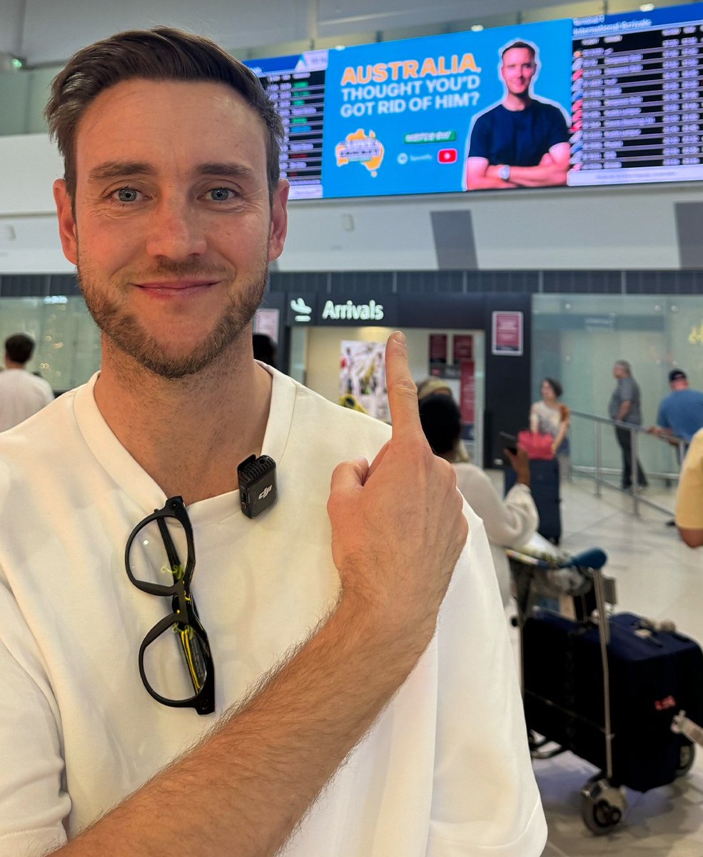 Nice welcome for Stuart at the airport 😭