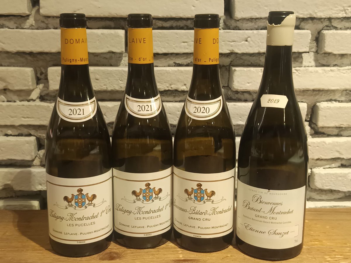 Ah, la estampa del sábado… cuatro botellas alineadas como veteranos tras una campaña gloriosa. Una foto así no se hace: se presume. Porque ahí —déjame decirlo a lo <a href="/perezreverte/">Arturo Pérez-Reverte</a> — hay más historia, pólvora y aristocracia borgoñona que en muchas bibliotecas.