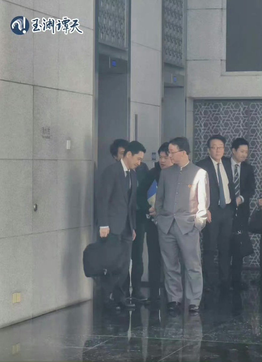 QiuFen10's tweet photo. 那年我双手插兜，不知道什么叫做对手

#日本官员低头听中方讲话
#中国已经不是甲午战争后的中国 https://t.co/rlTWNgOlDq