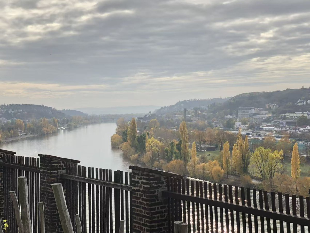 hellojugg's tweet image. 刚看完 @nake13 整理的V神在ETH #Devcon2025 的演讲，想起了2018年在布拉格参加的Devcon 4，那个时候V神还在描绘四大阶段最后一阶段【Serenity】的宏伟蓝图，还在讲Sharding、信标链、Casper、STARKs（没错就是现在的屎达克母公司Starkware当年搞的扩展方案）

那次印象最深刻的还是 @Uniswap…