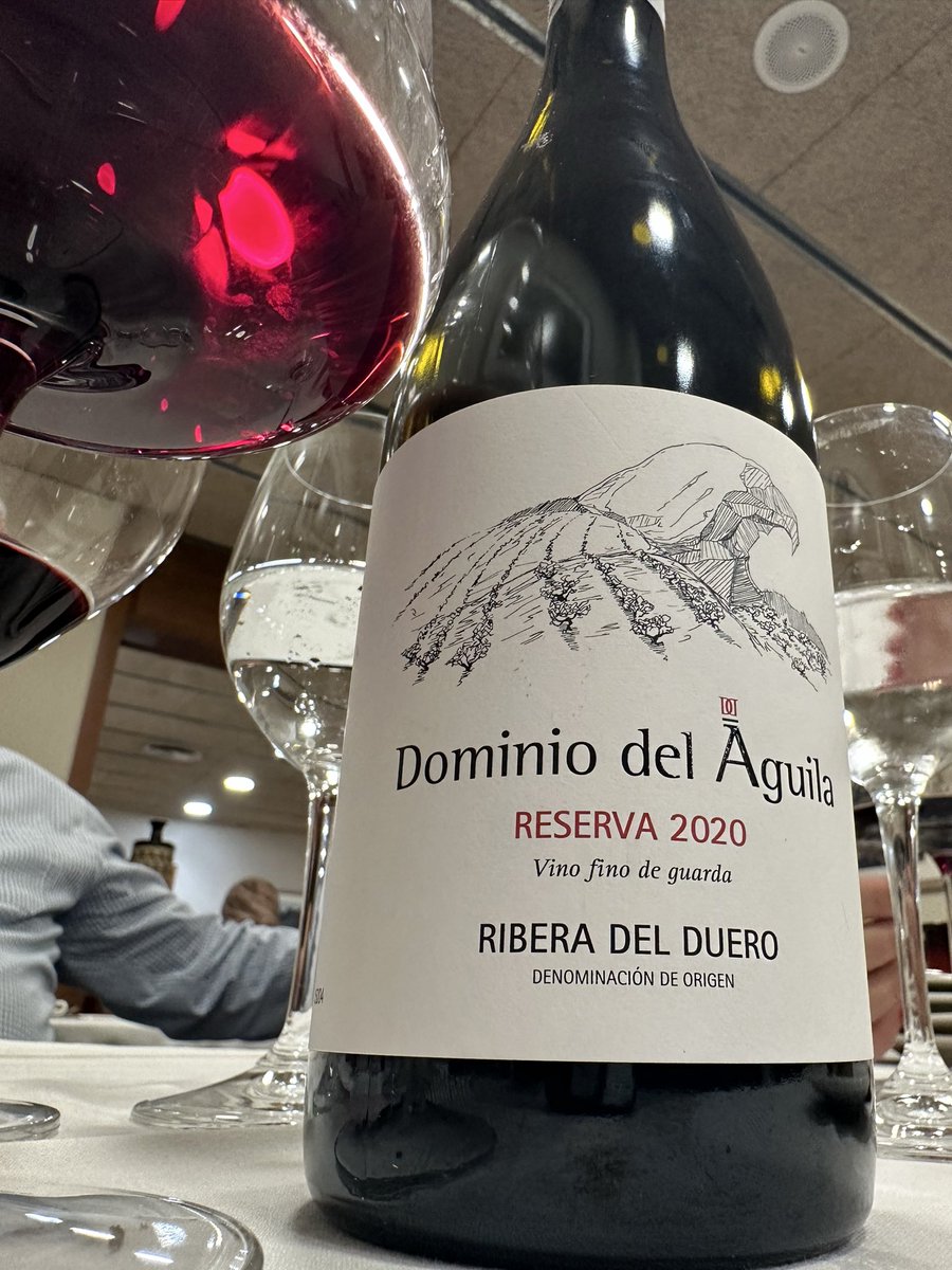 _juanjo82_'s tweet photo. 🏰 Dominio del Águila
🍷 Reserva 2020
🗺 #doriberadelduero 
🍇 #tempranillo #garnacha #bobal #blancadelpaís 

🎯 Entrada amplia y sedosa, con taninos pulidos y una acidez fresca que equilibra su profundidad frutal. El paso es envolvente y firme, con marcado carácter mineral https://t.co/BGaWgqnaEP