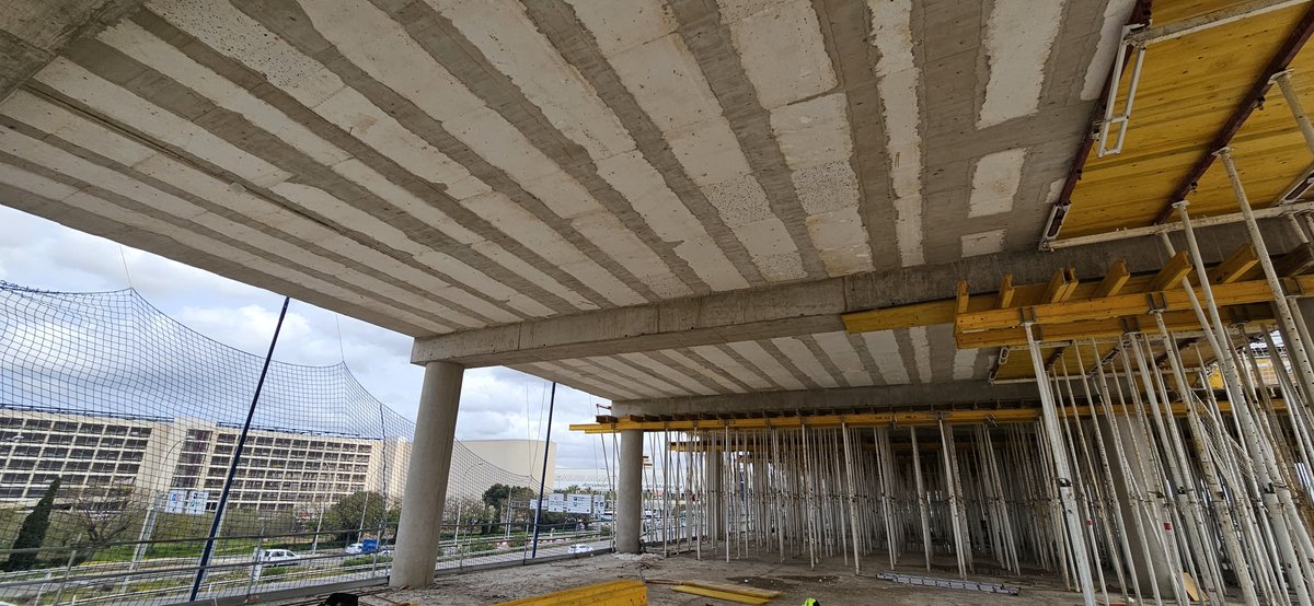 Las bovedillas de EPS permiten aligerar forjados sin perder resistencia ni aislamiento. 

Un buen ejemplo son los +6.000m2 que Poraxa ha fabricado para la ampliación del Aeropuerto de Palma, hechos a medida y con hasta un 80% de material reciclado.