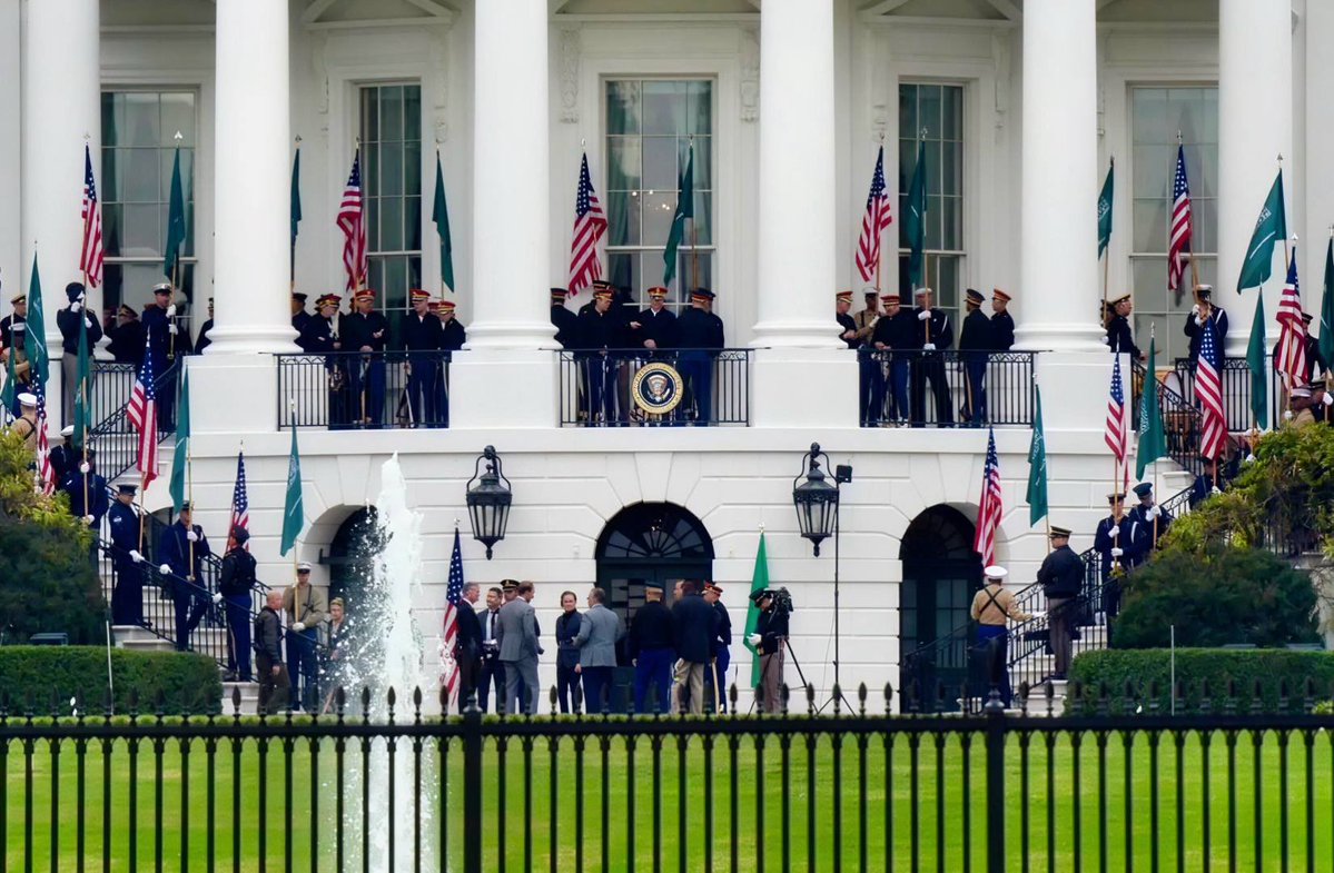 قصر جورج واشنطن يستعد لاستقبال حفيد مانع بن ربيعة المريدي البكري الوائلي. 

#محمد_بن_سلمان_في_امريكا