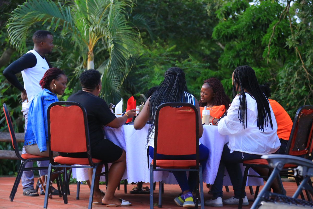 Every meal, a new view. 🍽️✨ At Arra Fishing Lodge, we don’t just serve food we serve experiences. Breakfast by the water, lunch under ancient trees, dinner as the sun sets over the Nile. Natural dining spots that change with your mood. This is safari dining, reimagined.😊