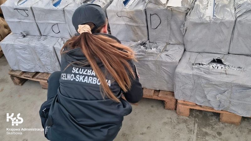 Opolska Krajowa Administracja Skarbowa (KAS) wykryła ponad 2 miliony papierosów bez polskich znaków akcyzy.
Gdyby nielegalny towar trafił do obrotu, uszczuplenia podatkowe wyniosłyby prawie trzy i pół miliona złotych.
Więcej informacji 👉skroc.pl/Hb06WQm
