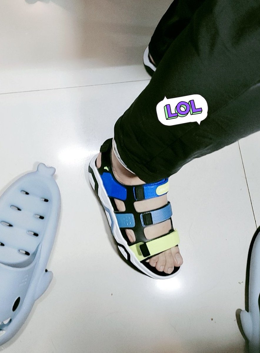 Mew_0101_'s tweet photo. 最近买的新凉鞋~

p4是现在的鞋架，已经完全变成安踏儿童凉鞋的形状了（全是安踏的hhh）🥵🥵 https://t.co/ibiWiDsXao