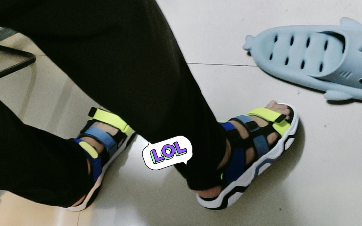 Mew_0101_'s tweet photo. 最近买的新凉鞋~

p4是现在的鞋架，已经完全变成安踏儿童凉鞋的形状了（全是安踏的hhh）🥵🥵 https://t.co/ibiWiDsXao