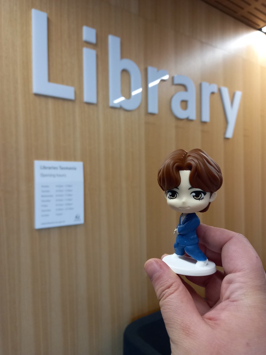 itsArtistCool's tweet image. TinyTan V and I had a #librarytourism visit to @LibrariesTas Davenport Library 📚❤️ 

We enjoyed looking at the Cabinet of Curiosity and finding a Jasper Fforde book. 

#Libraries #GLAMR #tasmania #collection #librarydisplay #design