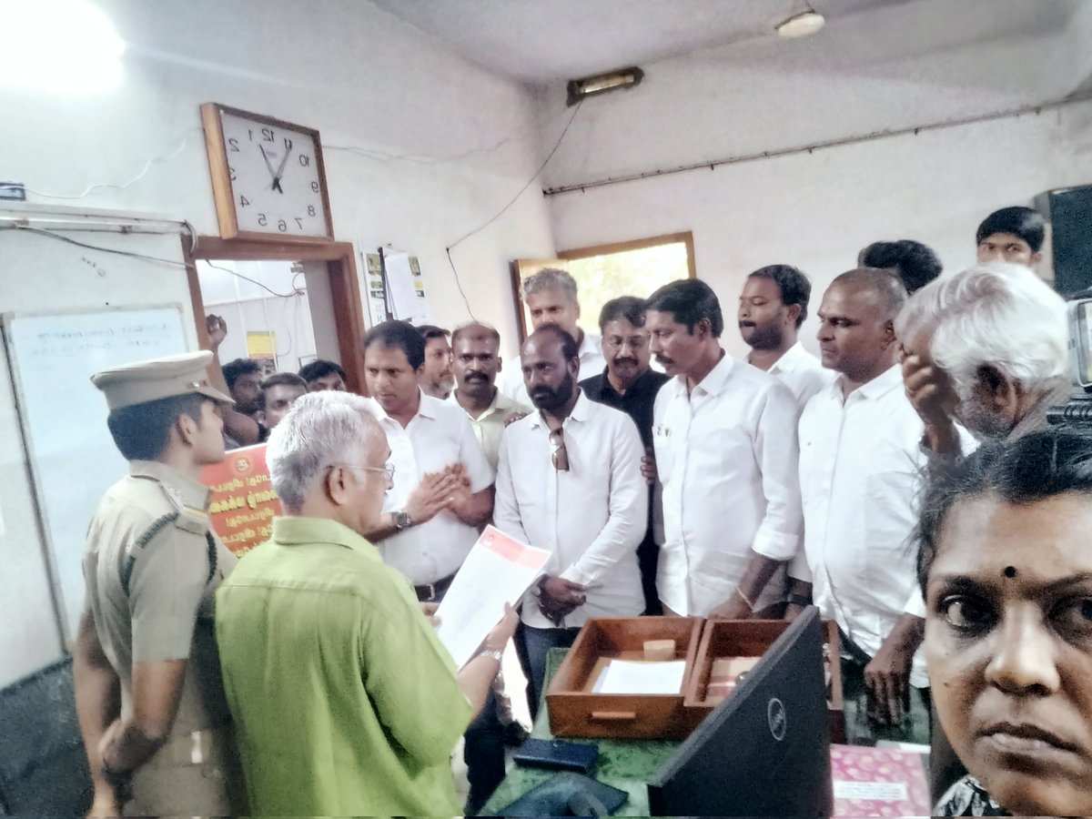 Narmadh89404961's tweet image. பவானிசாகர் சட்டமன்றத் தொகுதி சார்பில் வனங்களில் ஆடு மாடு மேய்ப்பவர்களை வனத்துறை விரட்டி அடிப்பதை கண்டித்தும்,மாதம் தோறும் ஆடு மற்றும் மாடு மேய்ப்பதற்கு லஞ்சமாக வசூல் செய்ததை கண்டித்தும் நாம் தமிழர் கட்சி சார்பில் வனத்துறை அலுவலகத்தை முற்றுகையிட்டு கோரிக்கை மனு அளிக்கப்பட்டது!