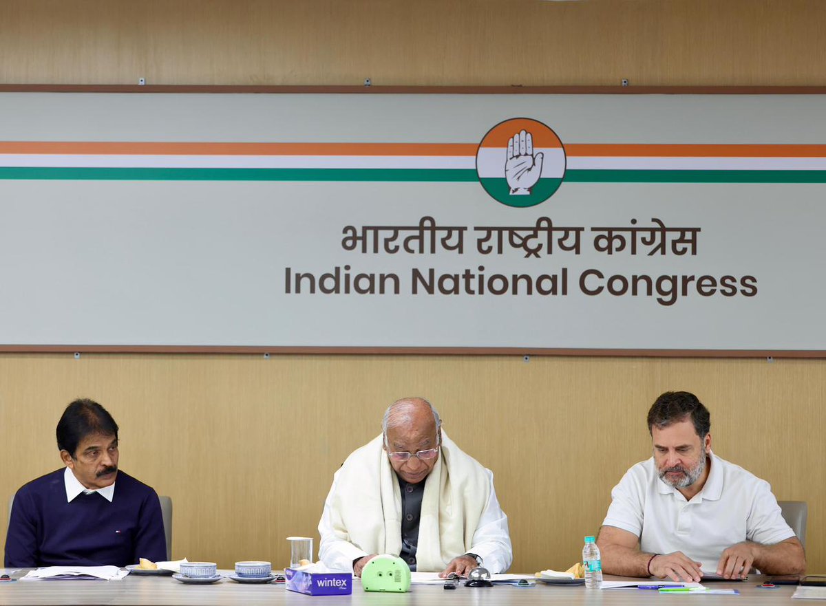 INCIndia's tweet image. कांग्रेस मुख्यालय इंदिरा भवन में उन 12 राज्यों के वरिष्ठ नेताओं की महत्वपूर्ण बैठक हुई, जहां चुनाव आयोग SIR करवा रहा है। 

इस बैठक में कांग्रेस अध्यक्ष श्री @kharge, नेता विपक्ष श्री @RahulGandhi और संगठन महासचिव श्री @kcvenugopalmp के साथ कांग्रेस के वरिष्ठ नेता मौजूद रहे।

📍…