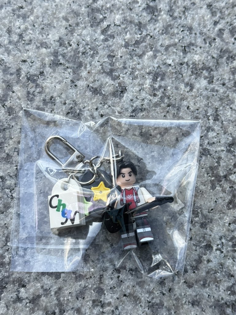 오늘 성찬 레고 만들었는데
욕심부리다가 기타파츠 골라서

직원: 잘생긴 얼굴에, 기타, 찬… 혹시 찬영님..?
나: 아니요… 성찬이요..
ㅇㅈㄹ 사건 벌어짐